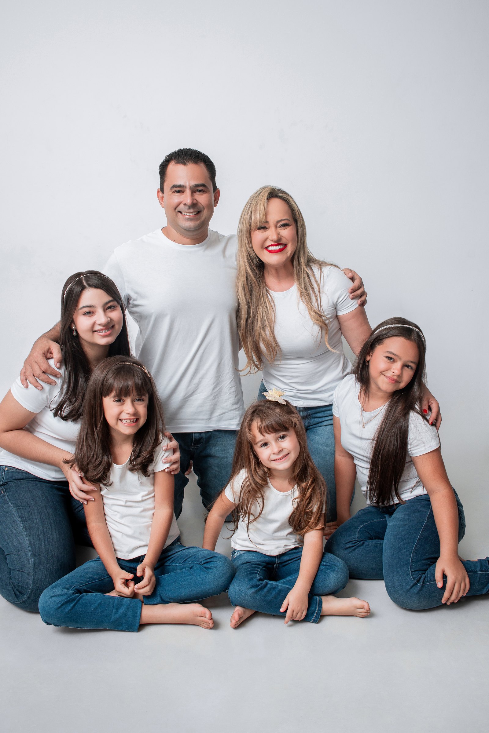 Eric Costa com a esposa Bruna e as quatro filhas